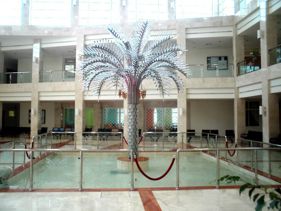 SKLENĚNÁ DATLOVÁ PALMA FONTÁNA ATRIUM CBFS MUSCAT OMAN